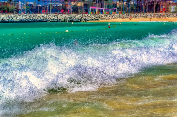 Ondas Mar Com Espuma Areia Praia Durante Dia Ventoso Dubai — Fotografia de Stock