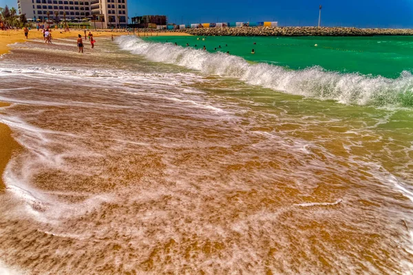 Dubai, BAE, 13 Mart 2021: Dubai, BAE 'deki kumlu plaj manzarası.