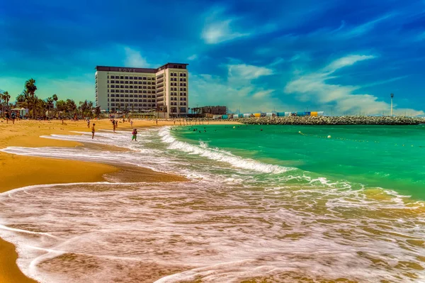 Dubai, BAE, 13 Mart 2021: Dubai, BAE 'deki kumlu plaj manzarası.