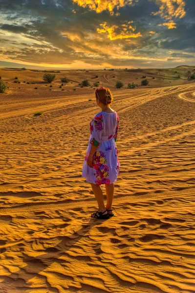 Μια Γυναίκα Στέκεται Στην Έρημο Και Κοιτάζει Ηλιοβασίλεμα — Φωτογραφία Αρχείου