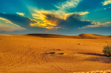 Gün batımında kızıl çöl manzarası.