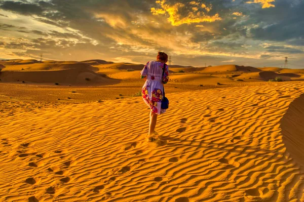 Woman Walking Desert Sunset — Φωτογραφία Αρχείου