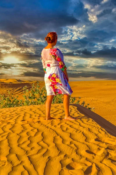 Μια Γυναίκα Στέκεται Στην Έρημο Και Κοιτάζει Ηλιοβασίλεμα — Φωτογραφία Αρχείου
