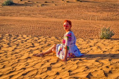 Dubai, BAE, 14 Mart 2021: Gündüz vakti Dubai, BAE 'de çölde yalnız bir kadın.