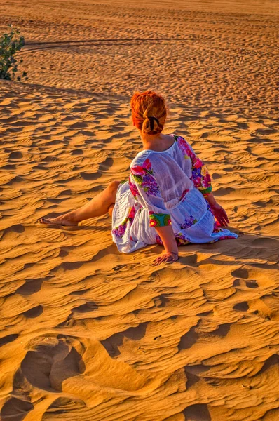 Lonely Woman Desert Day Time — Fotografia de Stock