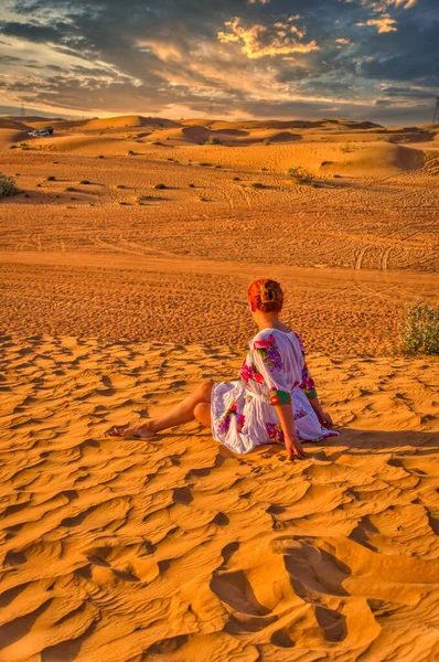 Lonely Woman Desert Day Time — Φωτογραφία Αρχείου
