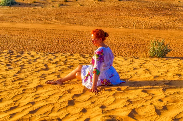 Dubai, BAE, 14 Mart 2021: Gündüz vakti Dubai, BAE 'de çölde yalnız bir kadın.