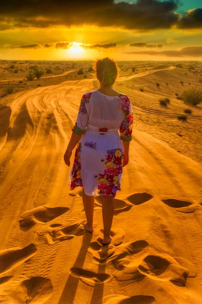 Dubai, BAE 'de gün batımında çölde bir kadın..