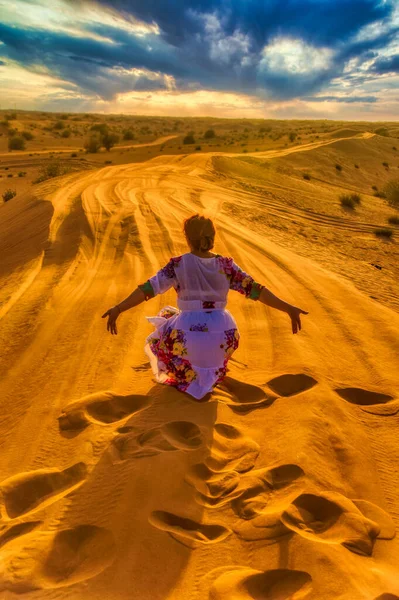 Dubai, BAE 'de gün batımında çölde bir kadın..