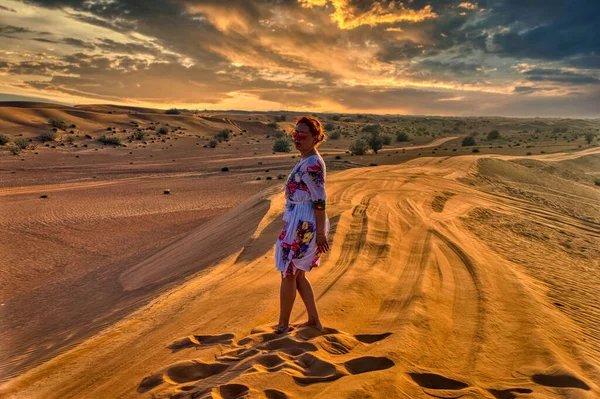 Дубай Оаэ Марта 2021 Женщина Пустыне Закате Дубае Оаэ — стоковое фото