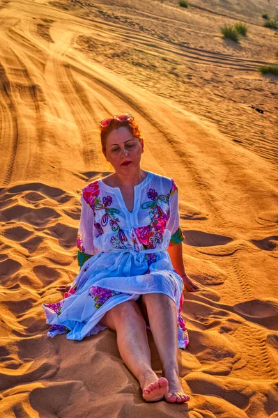 Dubai Uae March 2021 Woman Desert Sunset Dubai Uae — Zdjęcie stockowe