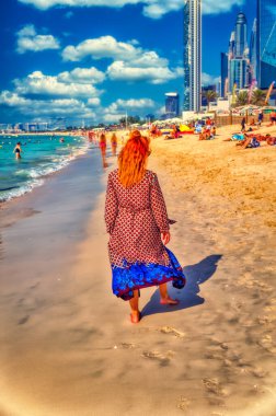 Dubai, BAE, 13 Mart 2021: Bir kadın güneşli bir günde Dubai, BAE 'de kumsalda duruyor.