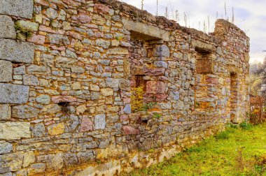 Soğuk bulutlu bir günde terk edilmiş eski bir taş ev yaptı..