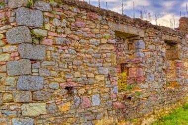 Soğuk bulutlu bir günde terk edilmiş eski bir taş ev yaptı..