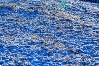 Soğuk kış günü karla kaplı donmuş topraklar.