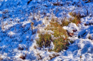 Soğuk kış günü karla kaplı donmuş topraklar.