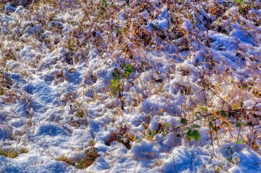Soğuk kış günü karla kaplı donmuş topraklar.