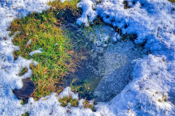 Terra Congelada Coberta Neve Durante Dia Frio Inverno — Fotografia de Stock