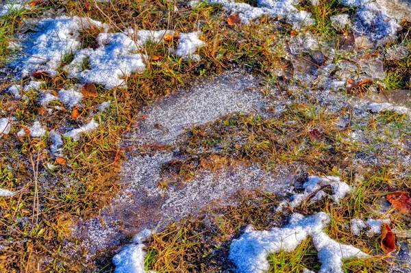 Mrożona Ziemia Pokryta Śniegiem Chłodny Zimowy Dzień — Zdjęcie stockowe