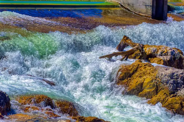 Речной Водопад Проходящий Через Скалы — стоковое фото