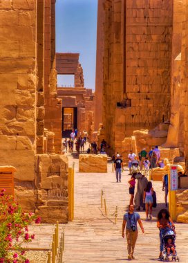 Luxor, Mısır, 02 Mayıs 2021: Mısır 'ın Luxor yakınlarındaki Karnak Amun tapınağında turistler.