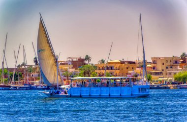Luxor, Mısır, 02 Mayıs 2021: Lüksemburg, Mısır 'daki Nil Nehri' nde günlük gemi gezisi sırasında turistlerle birlikte turistik tekne.