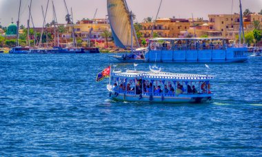 Luxor, Mısır, 02 Mayıs 2021: Lüksemburg, Mısır 'daki Nil Nehri' nde günlük gemi gezisi sırasında turistlerle birlikte turistik tekne.