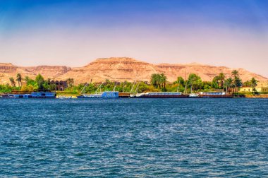 Luxor, Mısır, 02 Mayıs 2021: Gemi, Mısır 'ın Luxor limanındaki Nil Nehri' ne yanaştı.