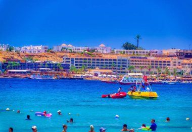 Sharm el Sheikh, Mısır, 26 Temmuz 2021: Sharm el Sheikh, Mısır 'da günlük etkinlikler sırasında turistler.