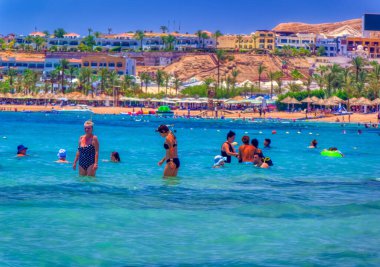 Sharm el Sheikh, Mısır, 26 Temmuz 2021: Sharm el Sheikh, Mısır 'da günlük etkinlikler sırasında turistler.