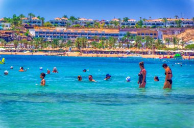 Sharm el Sheikh, Mısır, 26 Temmuz 2021: Sharm el Sheikh, Mısır 'da günlük etkinlikler sırasında turistler.