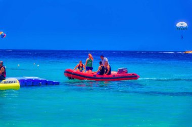 Sharm el Sheikh, Mısır, 26 Temmuz 2021: Sharm el Sheikh, Mısır 'da günlük etkinlikler sırasında turistler.