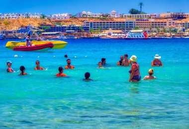 Sharm el Sheikh, Mısır, 26 Temmuz 2021: Sharm el Sheikh, Mısır 'da günlük etkinlikler sırasında turistler.