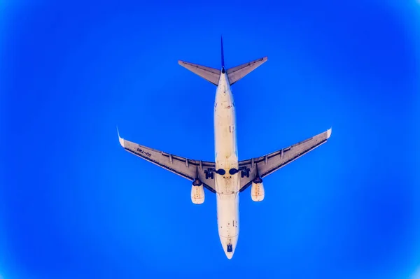エジプト シャルム シェイク2021年7月26日エジプト シャルム シェイク上空を通過する民間航空機 — ストック写真