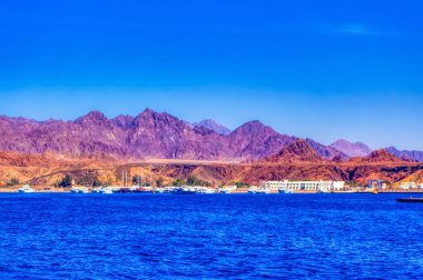 Güneşli yaz gününde Mısır 'da Sharm el Sheikh yakınlarında Kızıl Deniz takımadaları ve manzarası.