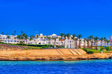 Güneşli yaz gününde Mısır 'da Sharm el Sheikh yakınlarında Kızıl Deniz takımadaları ve manzarası.