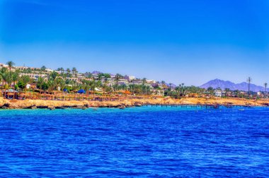 Güneşli yaz gününde Mısır 'da Sharm el Sheikh yakınlarında Kızıl Deniz takımadaları ve manzarası.