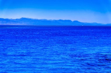 Güneşli yaz gününde Mısır 'da Sharm el Sheikh yakınlarında Kızıl Deniz takımadaları ve manzarası