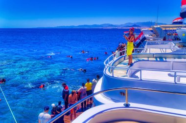 Sharm el Sheikh, Mısır, 26 Temmuz 2021: Sharm el Sheikh, Mısır 'da günlük deniz yolculuğu sırasında dalış gezisi.