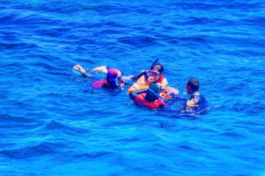 Sharm el Sheikh, Mısır, 26 Temmuz 2021: Sharm el Sheikh, Mısır 'da günlük deniz yolculuğu sırasında dalış gezisi.