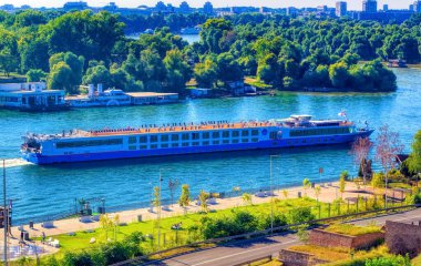 Belgrad, Sırbistan, 11 Eylül 2021: Sırbistan 'ın başkenti Belgrad' daki Sava nehir cephesinde limandan ayrılan nehir yolcu gemisi.
