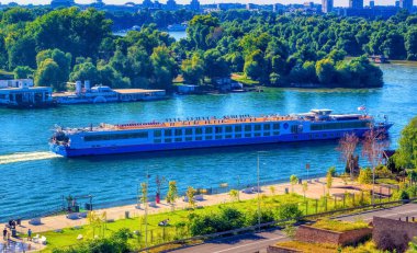 Belgrad, Sırbistan, 11 Eylül 2021: Sırbistan 'ın başkenti Belgrad' daki Sava nehir cephesinde limandan ayrılan nehir yolcu gemisi.