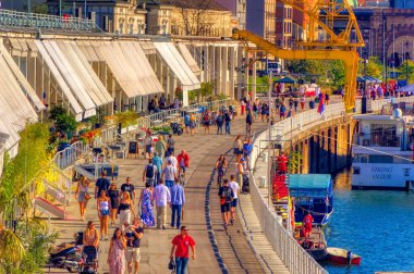 Belgrad, Sırbistan, 11 Eylül 2021: Belgrad, Sırbistan 'daki Sava nehir cephesine ziyaretçiler.