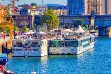 Belgrad, Sırbistan, 11 Eylül 2021: Sırbistan 'ın başkenti Belgrad' daki Sava nehir cephesinde nehir gezisi gündemi.