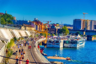 Belgrad, Sırbistan, 11 Eylül 2021: Belgrad, Sırbistan 'daki Sava nehir cephesine ziyaretçiler.