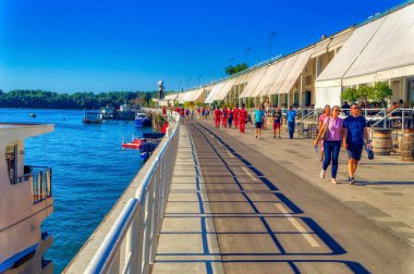 Belgrad, Sırbistan, 11 Eylül 2021: Belgrad, Sırbistan 'daki Sava nehir cephesine ziyaretçiler.