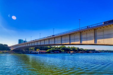 BELGRAD, SERBIA, 11 Eylül 2021: Belgrad 'ın Sava Limanı' ndaki Branko köprüsüne bakın, Sırbistan.