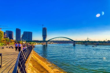 Belgrad, Sırbistan, 16 Eylül 2021: Belgrad, Sırbistan 'daki Sava nehri üzerindeki eski köprü.
