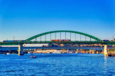 Belgrad, Sırbistan, 16 Eylül 2021: Belgrad, Sırbistan 'daki Sava nehri üzerindeki eski köprü.