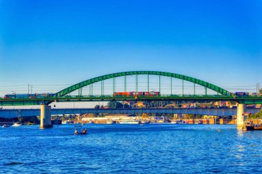 Belgrad, Sırbistan, 16 Eylül 2021: Belgrad, Sırbistan 'daki Sava nehri üzerindeki eski köprü.